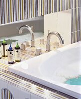 Badezimmer, Detail einer Badewanne elegante Armatur, Spiegel