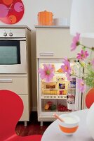 Kühlschrank, Teil eines Hochschranks geöffnet, mit Lebensmitteln