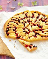 Apfeltarte mit Holunderbeeren 