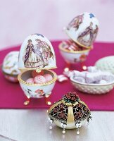Ostereier, Rosen-Ei aus Metall, bemalte Porzellan-Eier