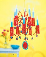 Leuchter, rot, mit perlenbehängter Kerzenhalter, blaue Kerzen
