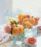 Glasvasen mit Rosen 