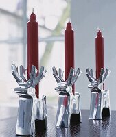 Kerzenständer aus Aluminium mit Elch - Motiv und roten Kerzen