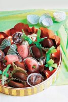 Pralinen aus Schokolade und Marzipan in Geschenkbox