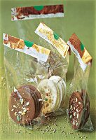 Schoko-Plättchen aus verschiedenen Schokoladensorten in Folie verpackt