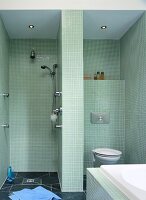 Dusche und Toilette mit grünen Glasmosaiken verkleidet