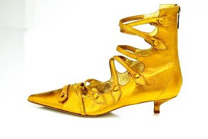 Schuh, Stiefellette in Gold, mit Riehmchen, Freisteller