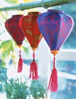 Lampions in verschiedenen Farben, China-Accessoires aus Kunstseide