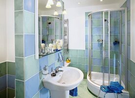 Bad, Eckdusche mit Glaswänden gegen über ein Waschbecken, Spiegel