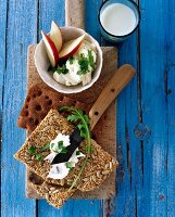 Crispbread with cream cheese, rocket and apple