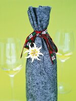 Flasche originell als Geschenk verpackt, Modell Edelweiß, close-up