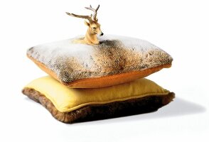 Zwei edle Kissen aus Kunstfell mit Teelichthalter in Hirschform