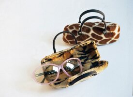 Brille vor Brillenetuis im Tigerund Giraffen-Look