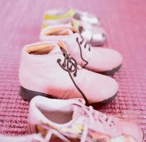 Kinderschuhe in rosa für Mädchen aufgereiht, Schuhe, Mädchenschuhe