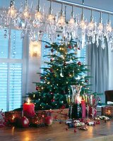 Weihnachtliche Deko auf dem Tisch, Weihnachtsbaum im Hintergrund