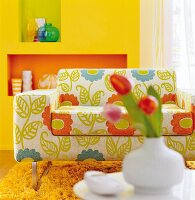 brieter Sessel, sommerliche Farben, geblümtes Muster, buntes Zimmer