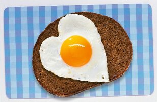 Spiegelei auf Schwarzbrot, Herzform, Symbol, Liebe, verliebt sein