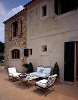 Terrasse mit Eisenmöbeln vor einer mallorquinischen Finca