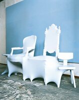 Stühle + Tische mit Planen überzogen vom Designer Jurgen Bey