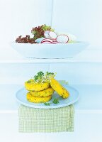 Sommersalat mit Polenta-Talern Taler aus ital. Maisgericht