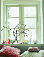 Barbarazweige, Magnolienzweige + Zierkirsche, in Vase vor Fenster