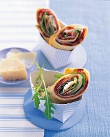 Salami-Rolls in Schachtel mit Käse in Teigtasche gerollt, Studio, innen