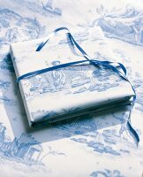 Papierbogen Toile de Joillay mit Schäferszene, Geschenkpapier, blau