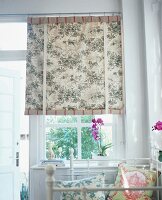 Roller blind with Toile de Jouy pattern in the room