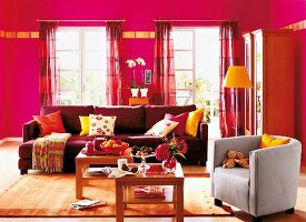 Bordeaux Sofa + graues Sessel, HolzBeistelltische, Wand + Gardinen rot