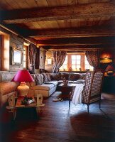 Rustikaler Wohnbereich im Chalet, Decke, Wände u Treppe  aus Holz