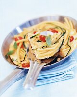 Maccheroni-Omelette mit Zucchini und Tomaten