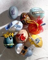 Bunte Eierschalen, gefüllt mit kleinen Geschenken, Ostern