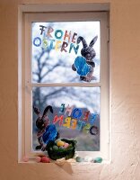 Fenster bemalen: Hase mit Ei und "Frohe Ostern"