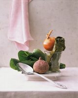 verschiedene Gemüsesorten auf einer kleinen Küchenwaage, Löffel