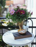 Kleines Tischen mit Blumenstrauß auf einem Balkon