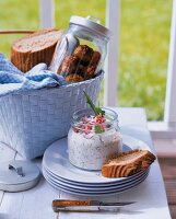 Vorbereitetes Picknick mit Brot, Fleischbällchen und Frischkäse-Creme