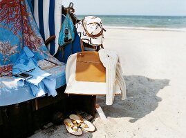 Tasche und Kleidung an einem Strandkorb in Hohwacht, Ostsee