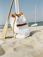 weiße Tasche am Strand von Hohwacht Ostsee, Matchbag aus Canvas
