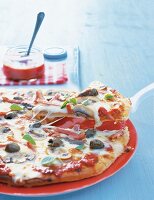 knusprige Pizza mit Pilzen und Schinken