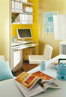 Moderner Arbeitsplatz in Gelb + Weiß Gleittür u. Wand mit gleicher Tapete