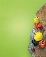 verschiedene Obstsorten auf Stein Unterleger, Fond, Hintergrund farbig