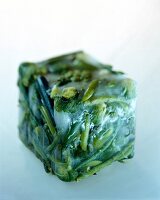 Grünes Gemüse gemischt in einem Quader, Würfel eingefroren