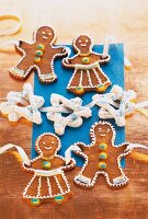 Gingerbread people and meringue stars -chain for Christmas tree