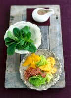 Gemischter Salat mit gebratener Ananas und Parmaschinken