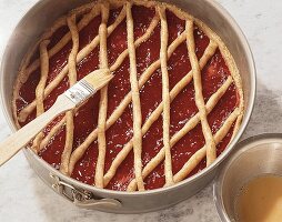 Torte einpinseln und backen, Step 5. 