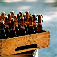 Bügelflaschen mit Bier in einer Holzkiste
