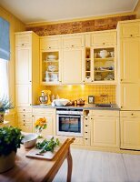 Küche komplett in gelb gehalten Einbauküche, Wand, Heizung, Jalousie