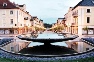 Flaniermeile mit Springbrunnen in Franzensbad