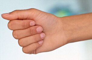 Hand mit entzündeten Fingernägeln 