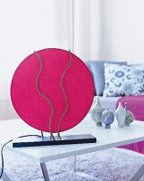 Red Moon- Rote Lampe auf Wohnzimmer Tisch